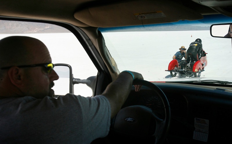 Слепой гонщик Дэн Паркер на озере Бонневиль