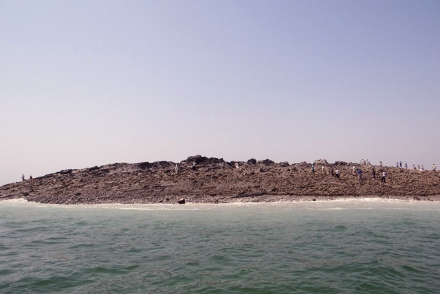 В Аравийском море из воды поднялся остров
