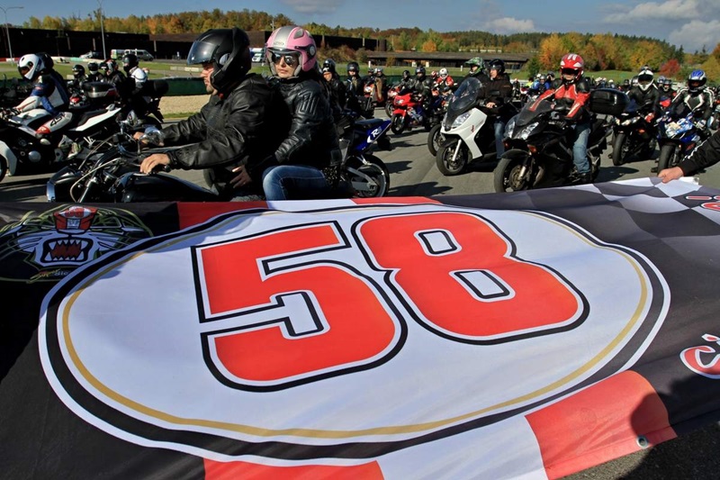 2988 мотоциклистов почтили Марко Симончелли в Брно