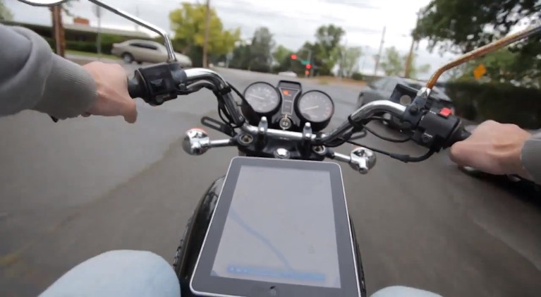 Крепление iPad на мотоцикле при помощи липучек Velcro (видео)