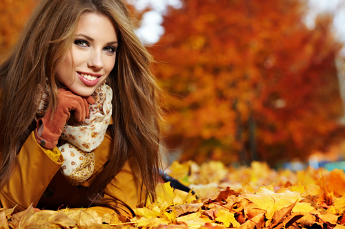 Фотосток - Красивая Девушка осенними листьями