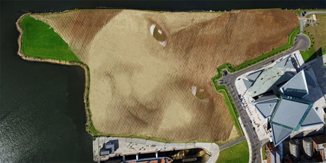 Гигантский портрет девочки на 11-акрах земли в Белфасте
