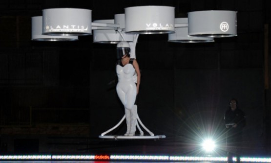 Леди Гага продемонстрировала в Нью-Йорке первое в мире «летающее платье»(фото+видео)