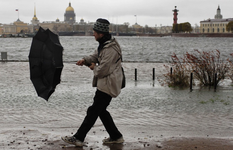 В Петербурге из-за сильного ветра уровень воды в Неве достиг 110 см