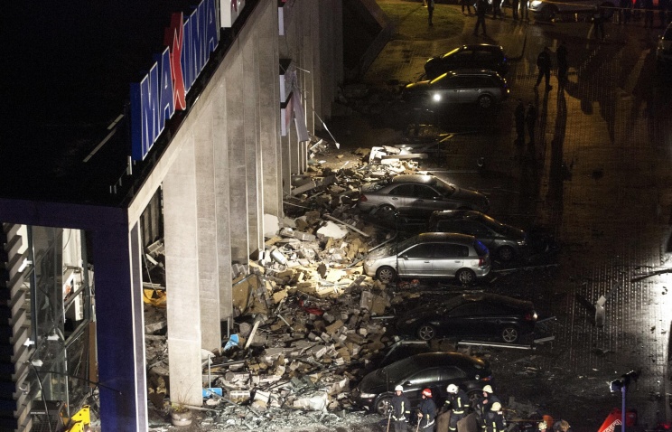 До 16 человек возросло число жертв обрушения крыши торгового центра в Риге