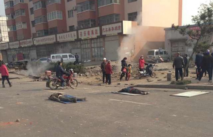 Число жертв взрыва на нефтепроводе в Восточном Китае возросло до 44 человек