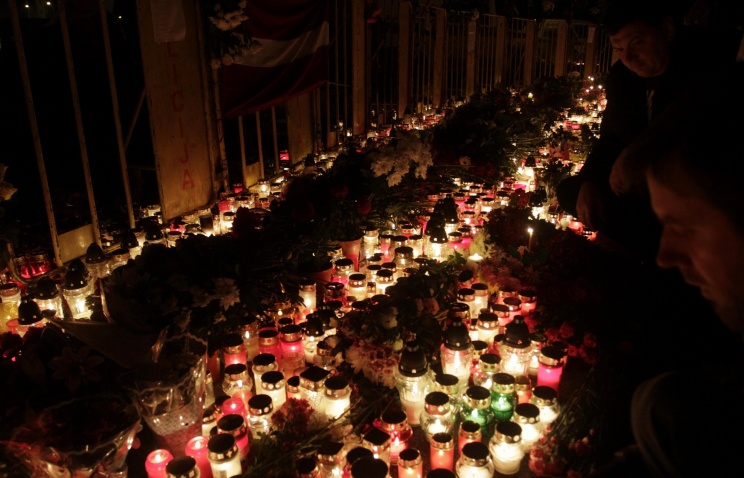 В Латвии проходят молебны и панихиды по жертвам трагедии в торговом центре в Риге