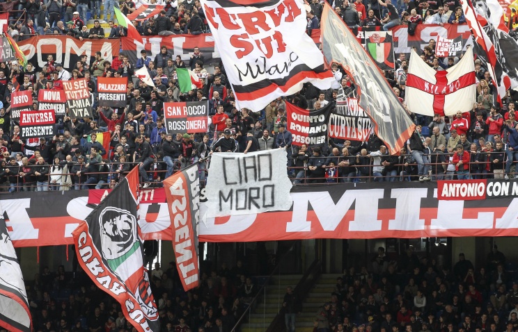 Фанаты "Милана" блокировали выезд команды со стадиона после матча с "Дженоа"