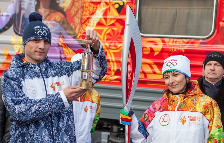 Огонь сочинской Олимпиады прибывает в географический центр России - Красноярск
