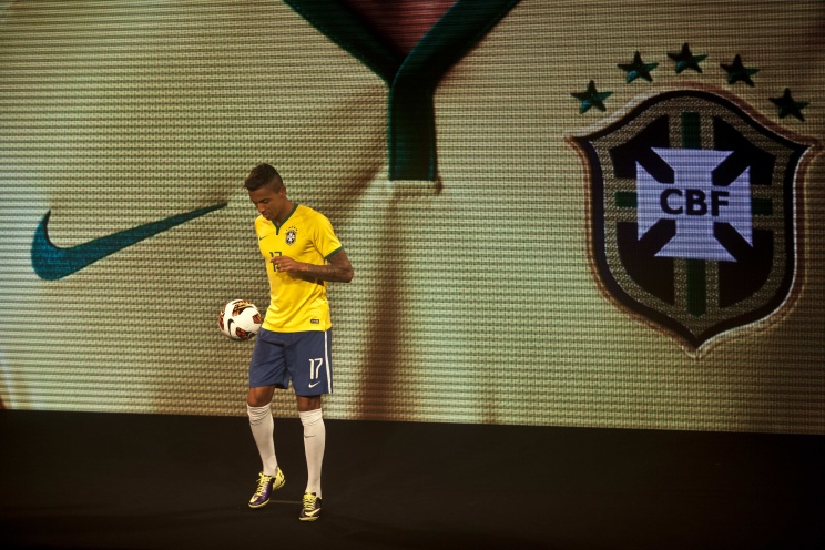 Сборная Бразилии представила новую форму, в которой футболисты выступят на ЧМ-2014