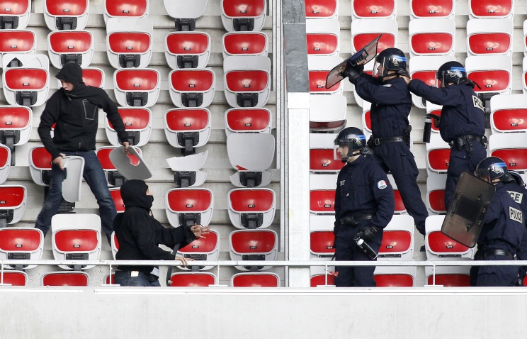 В результате столкновений между футбольными фанатами во Франции пострадали девять человек