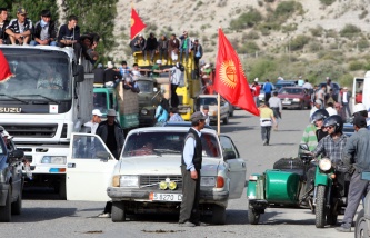 Власти Киргизии договорились с оппозицией о восстановлении движения по автотрассе Ош-Иркеш