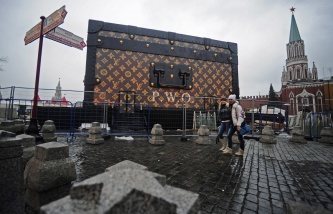 Московский ГУМ обещает добиться демонтажа "чемодана" Louis Vuitton на Красной площади