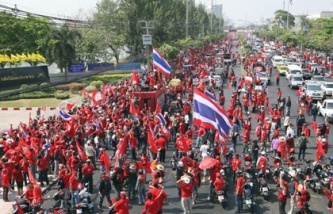 Премьер-министр Таиланда призывает манифестантов прекратить акции