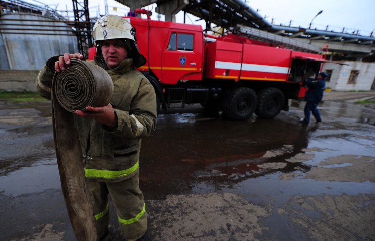 В Ростовской области горит склад