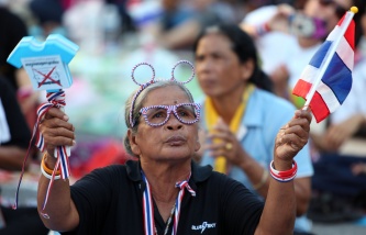 В Таиланде оппозиционеры продолжают удерживать контроль над зданием минфина