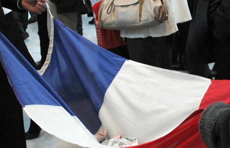 Тысячи французов вышли на улицы Парижа на акцию протеста за "Налоговую революцию"
