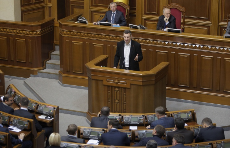 Парламент Украины приступил к рассмотрению вопроса о недоверии правительству