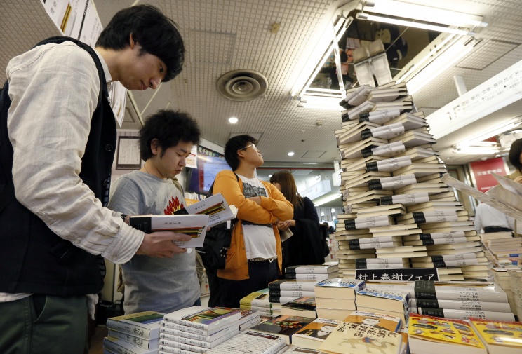 Новый роман Харуки Мураками стал бестселлером года в Японии