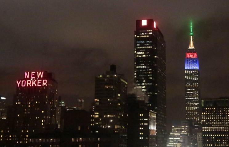 В память о Манделе нью-йоркский небоскреб Empire State Building окрасили в цвета флага ЮАР