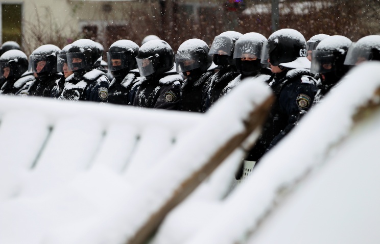 В центре Киева милиция начала теснить митингующих