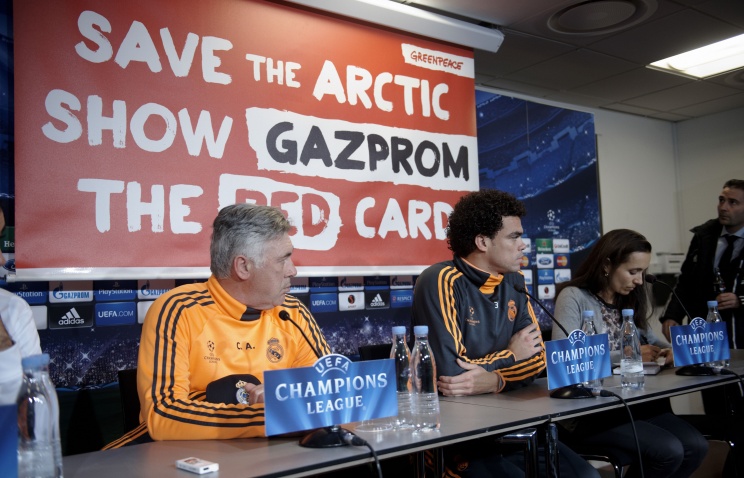 Экологи из Greenpeace прервали предматчевую пресс-конференцию ФК "Реал" в Копенгагене