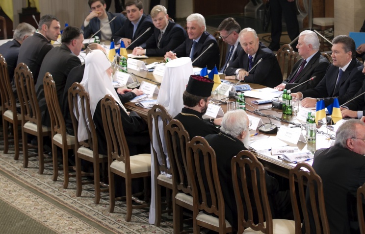 Виктор Янукович предложил ввести мораторий на любые силовые действия