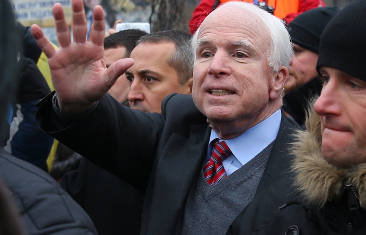 Маккейн: США могут ввести санкции в случае применения на Украине силы против демонстрантов