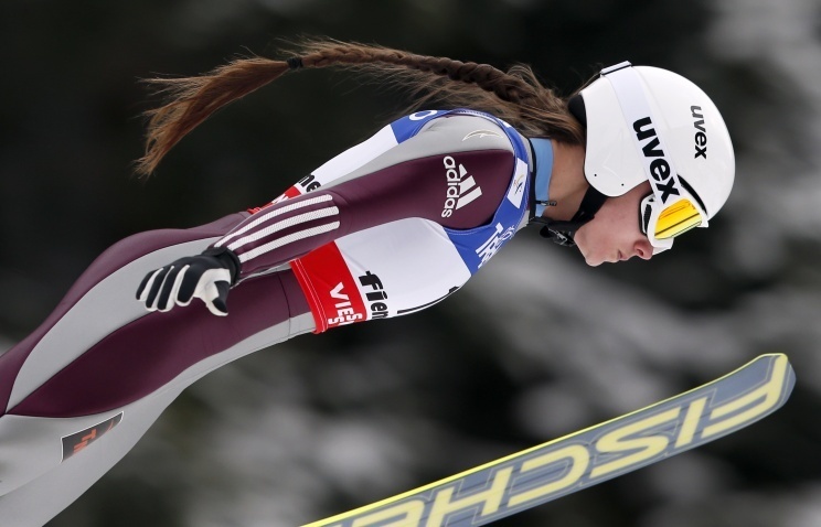Россиянка Ирина Аввакумова заняла третье место на этапе КМ по прыжкам на лыжах с трамплина