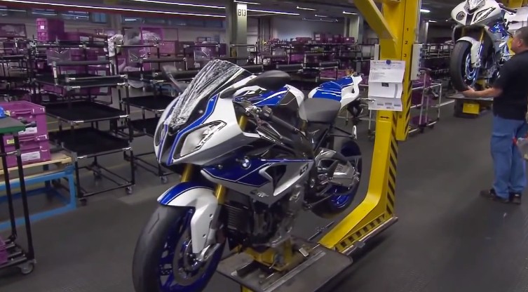 Сборка мотоциклов BMW на фабрике в Берлине (видео)