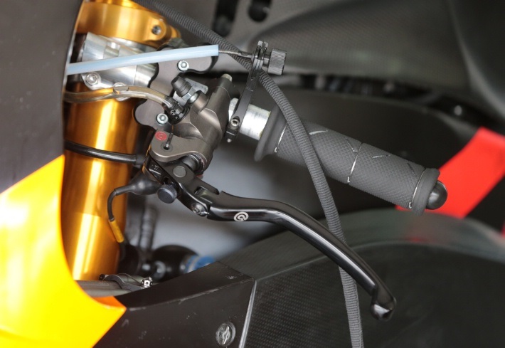 Дополнительный рычаг на прототипах Yamaha YZR-M1 2014
