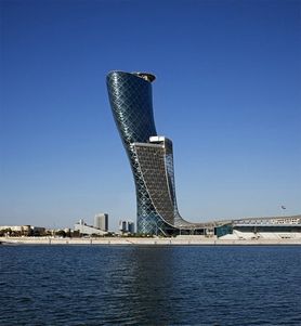 ОАЭ: Hyatt Capital Gate Abu Dhabi открылся в косом небоскребе