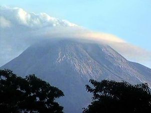Индонезийский вулкан Мерапи никак не успокоится