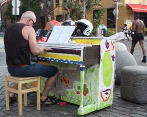 Канада: на улицах Торонто любой желающий может поиграть на пианино