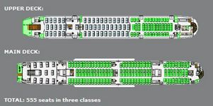 Двухпалубный Airbus A380 Эмирейтс летит в Малайзию