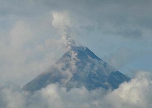 На Филиппинах начинается извержение вулкана Майон