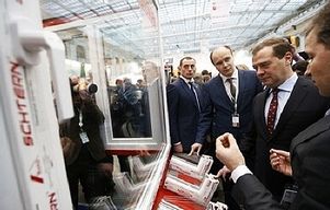Дмитрий Медведев оценил экспозицию липецкой оконной компании «ШТЕРН» на форуме ЕNЕS - 2013