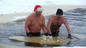 Московские «моржи» встретили Новый Год в проруби с елками и шампанским