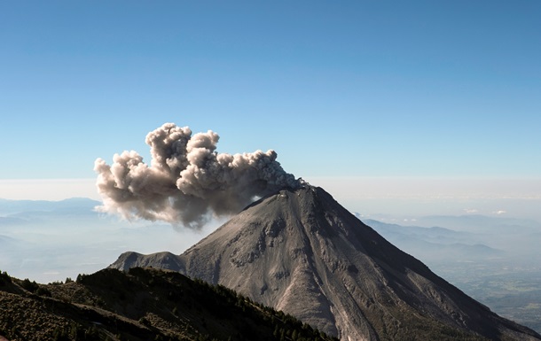 В Мексике вулкан выбросил столб пепла на высоту почти 4 километра