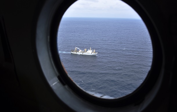 Возобновлены поиски 13-ти рыбаков с затонувшего траулера Дальний Восток