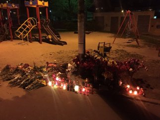 К месту убийства Бузины приносят цветы и лампадки
