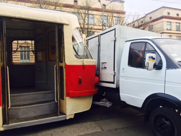 В Киеве трамвай въехал в грузовик